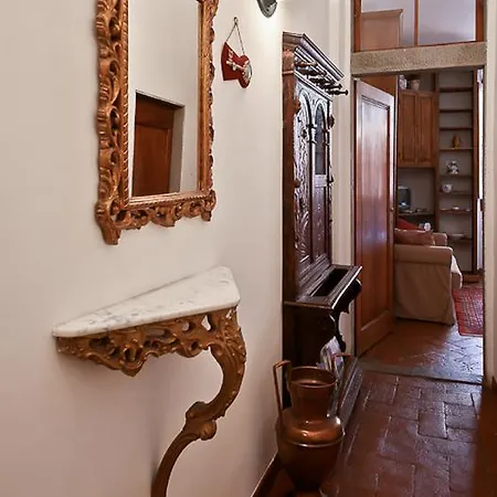 - Via Pergola Maria Lejlighed